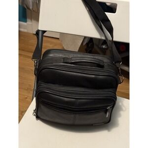 AUDIOVOX DVD1500 (PORTABLE) DVD PLAYER  With Manual , Remote ,case , And  Cords